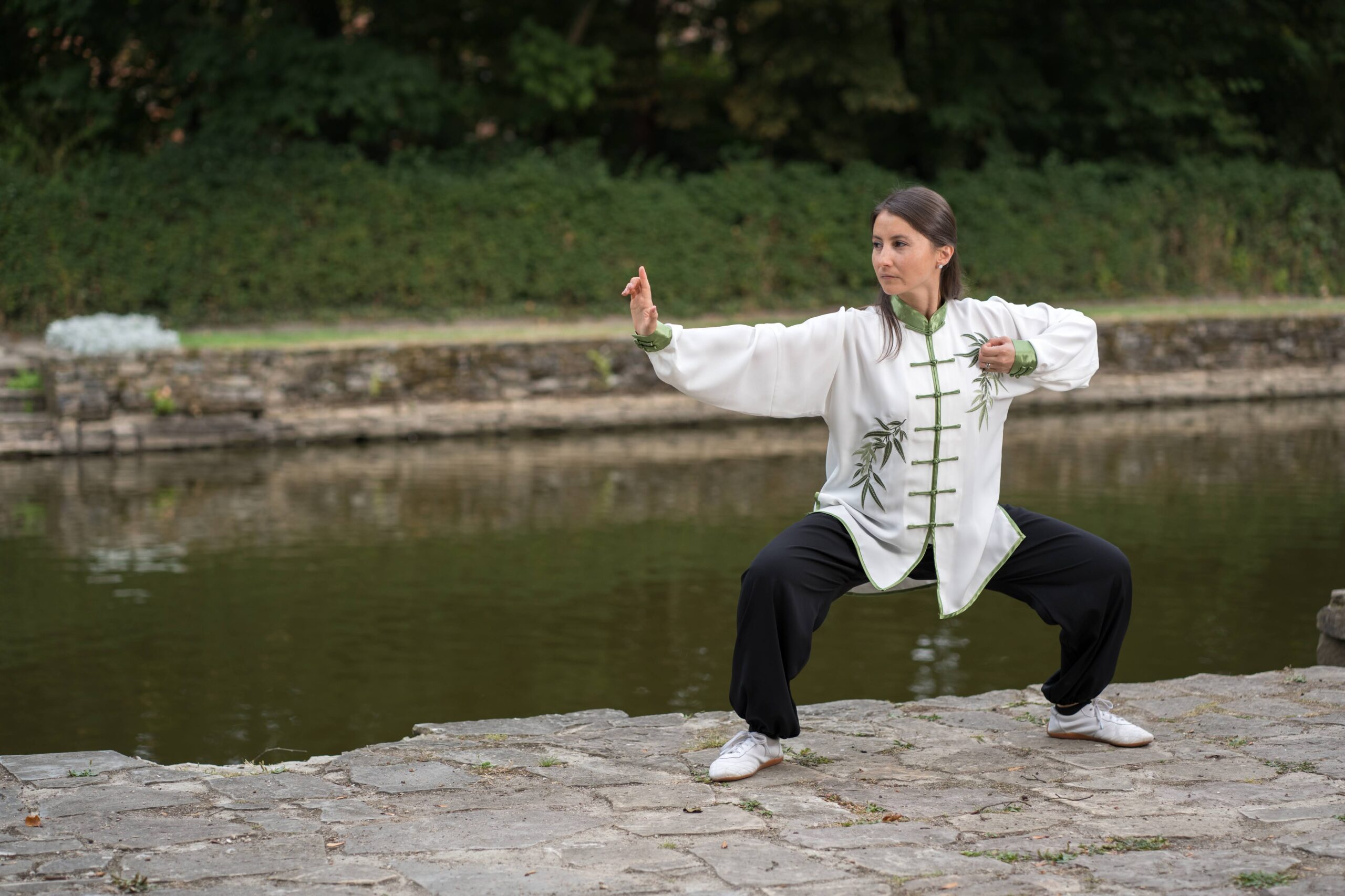 Pamela Vera Boutaud montre la pose tendre l'arc en Qi Gong